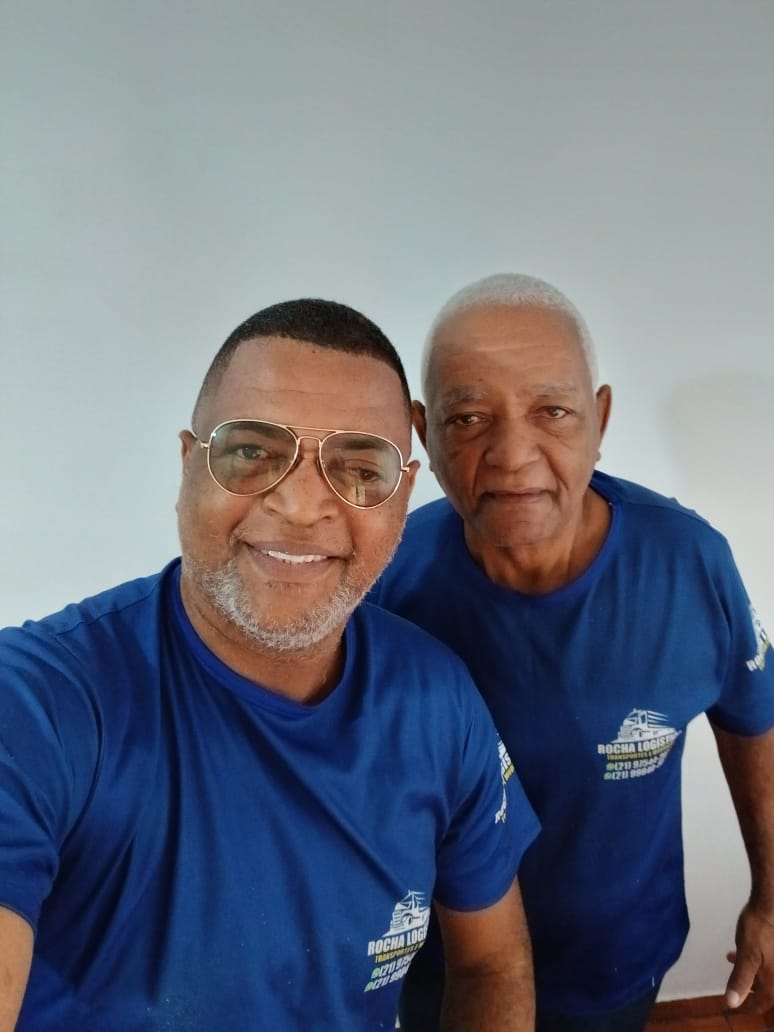 Equipe Rocha Logística uniformizada